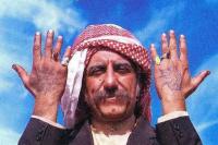 رضا کیانیان در نمایی از فیلم عیسی می آید